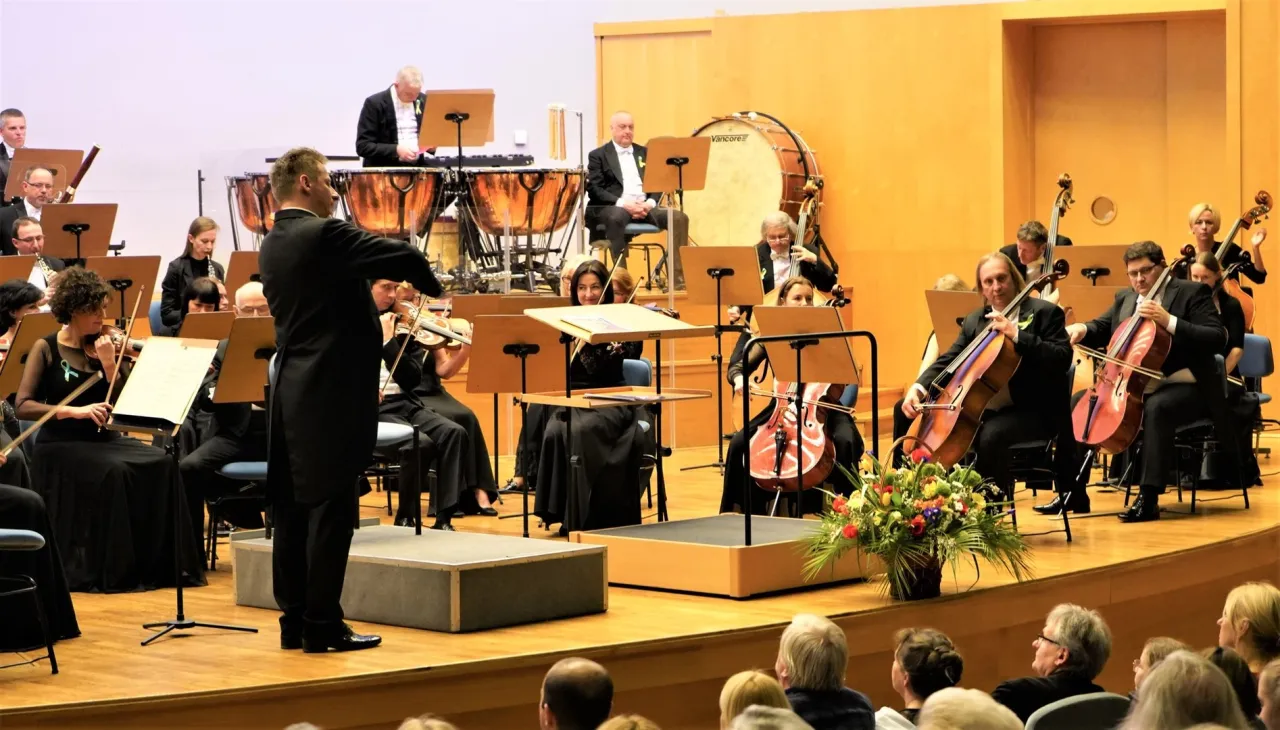 Dyrygent prowadzi orkiestrę filharmoniczną. Ile trwa koncert w filharmonii? Zależy od programu, ale zazwyczaj ok. 2 godzin.