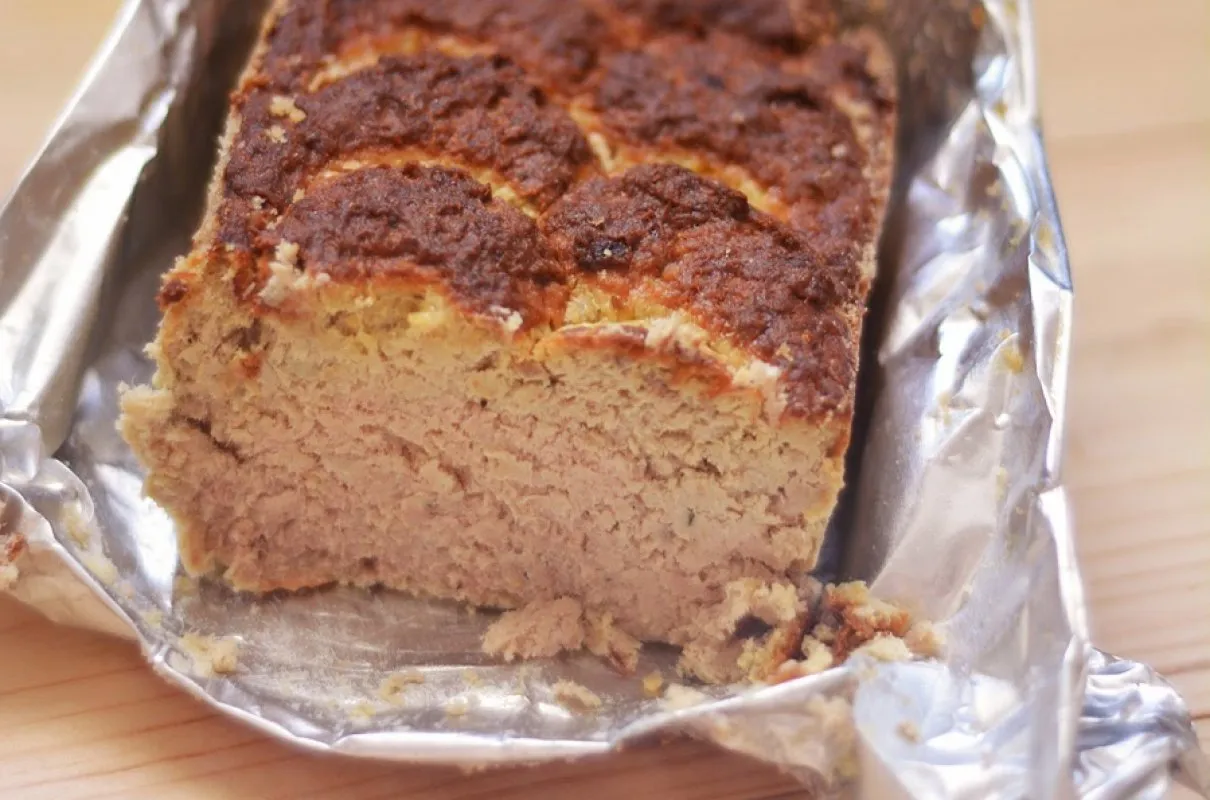 soczysty pasztet domowy lub pasztet pieczony w kąpieli wodnej