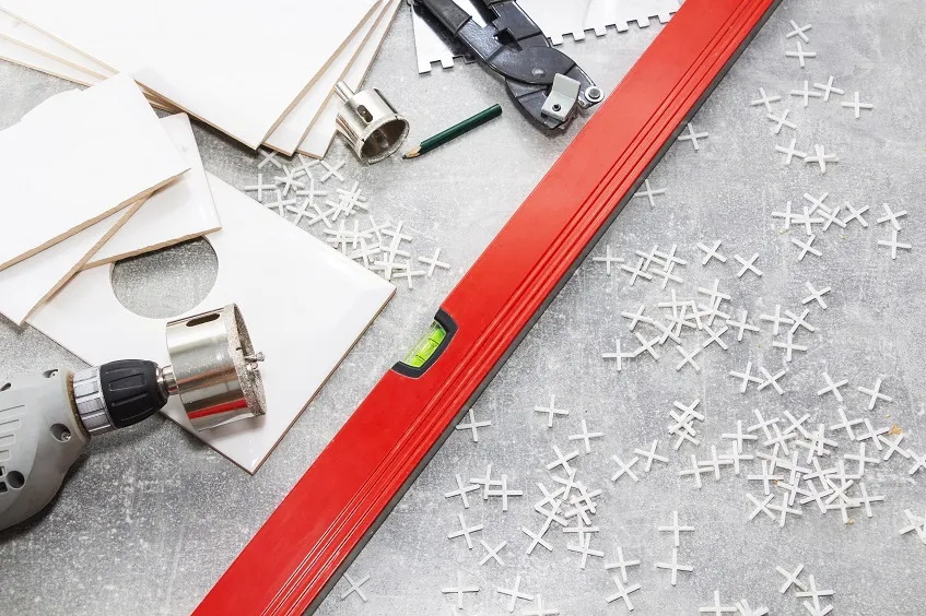 Niezbędne narzędzia i materiały do układania płytek