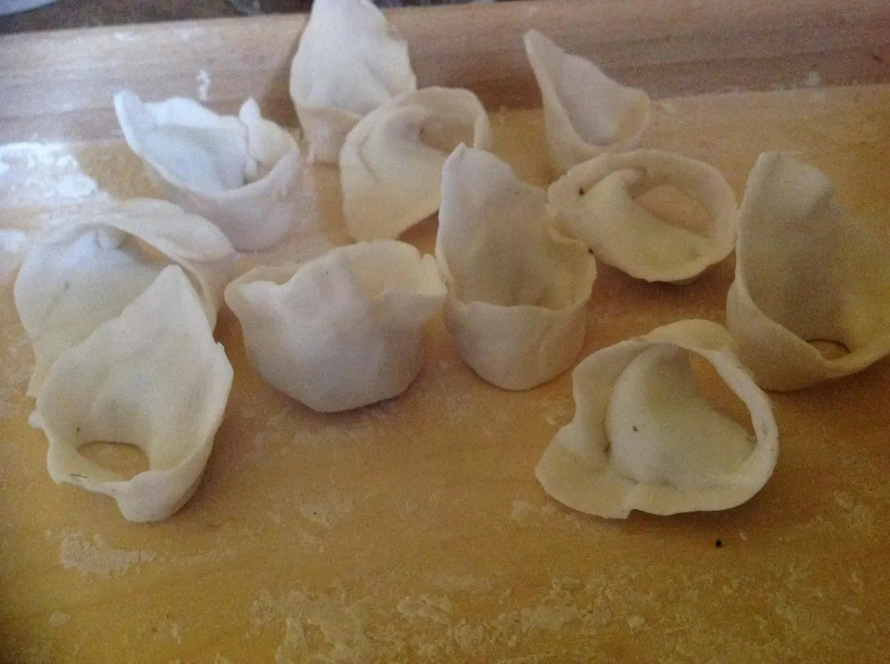 Gotowe do lepienia uszka bezglutenowe. Przepis na pyszne, domowe pierożki bez glutenu.