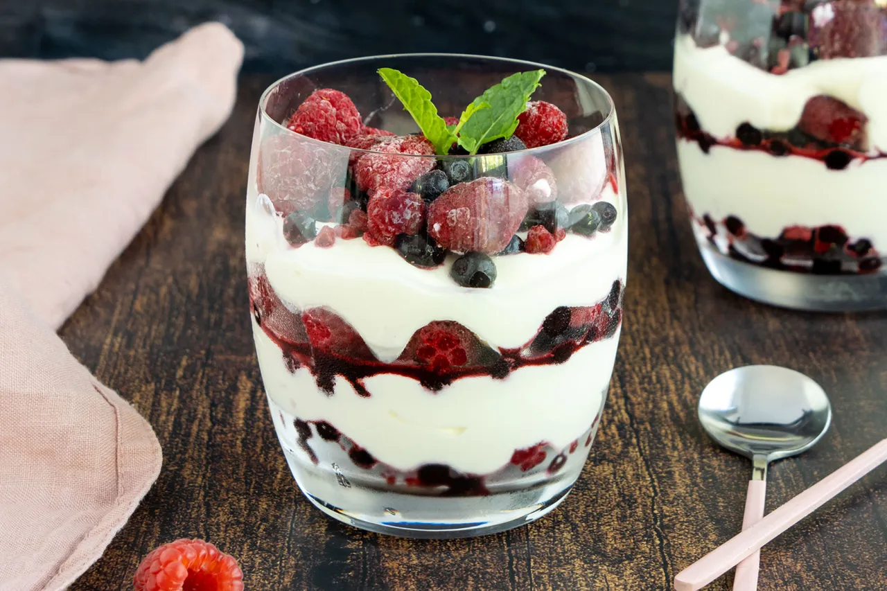 Mascarpone Dessert im Glas Beeren