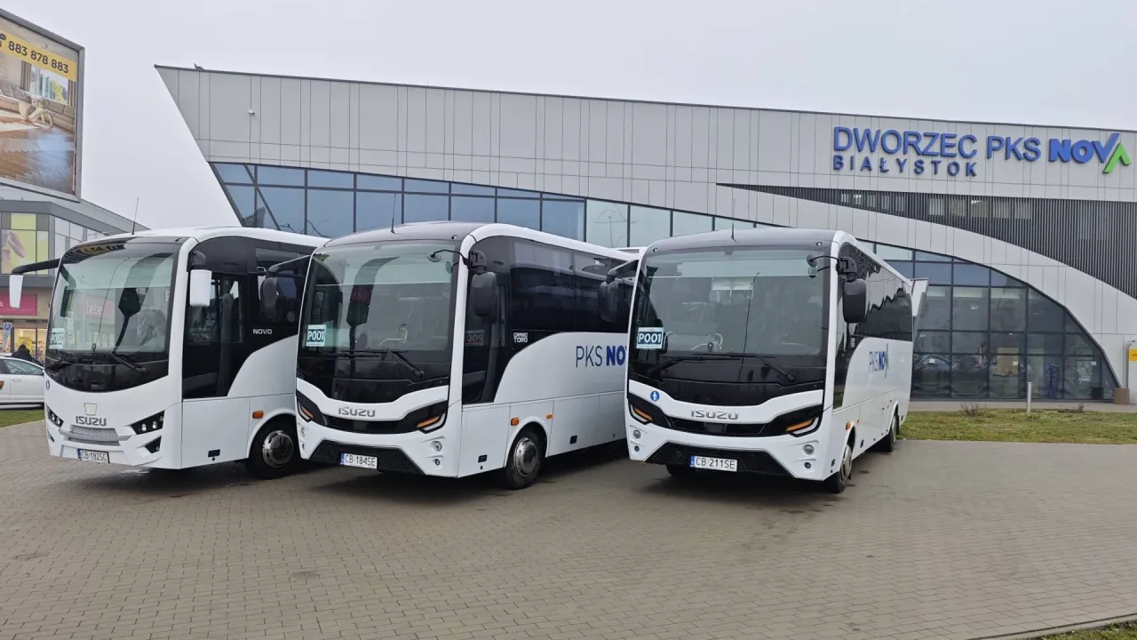 Nowe autobusy PKS Nova czekają na pasażerów przed dworcem w Białymstoku. Sprawdź dworzec Łomża rozkład jazdy.
