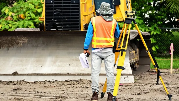 technik geodeta praca w terenie plac budowy