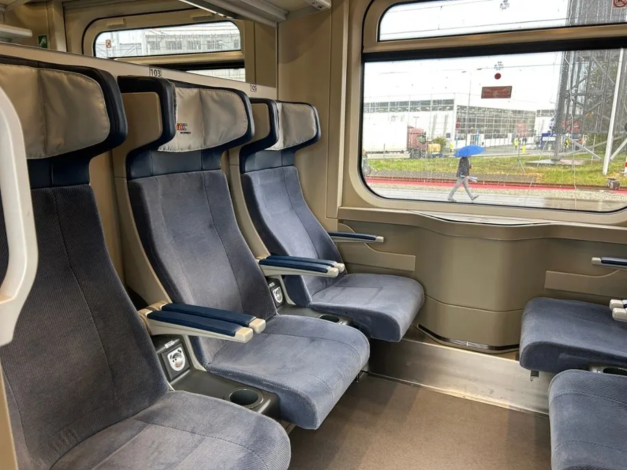 Wnętrze wagonu PKP Intercity IC fotele gniazdka