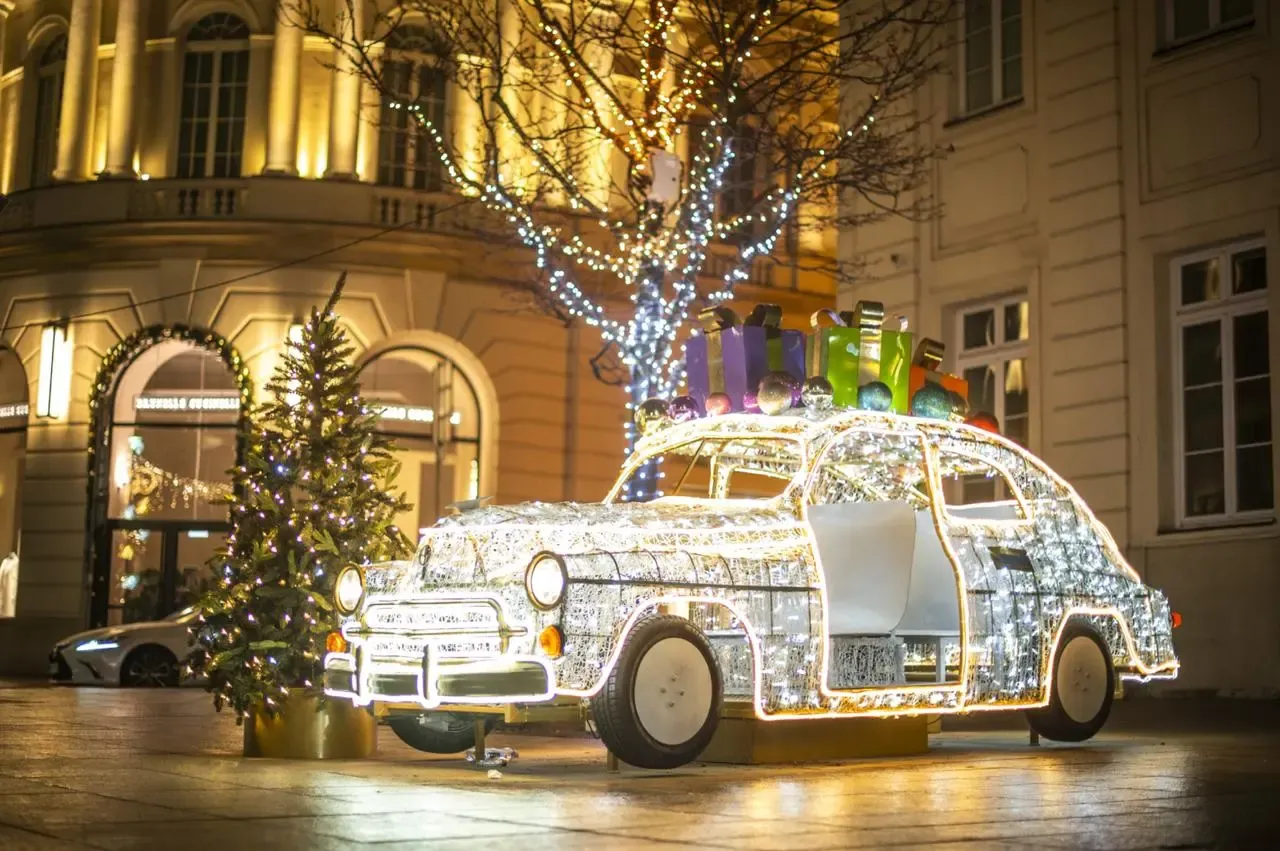 Warszawa zimą iluminacje Trakt Kr&oacute;lewski