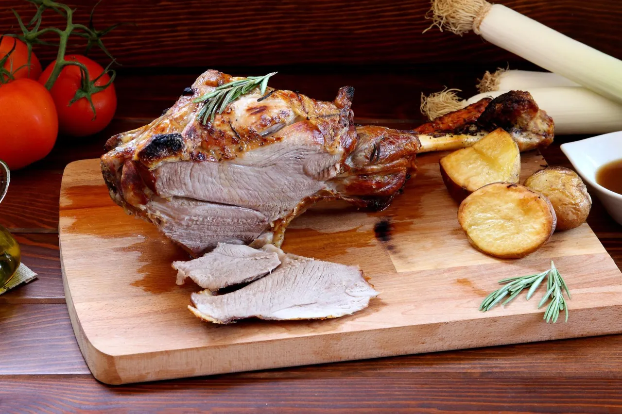 Soczysta jagnięcina pieczona z ziołami, podana z ziemniakami i sosem. Co to za pyszne danie?