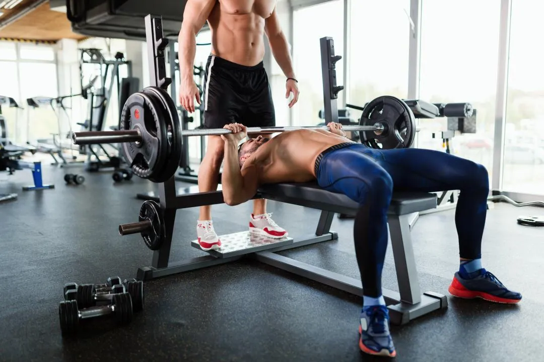 Osoba wykonująca ćwiczenie złą techniką