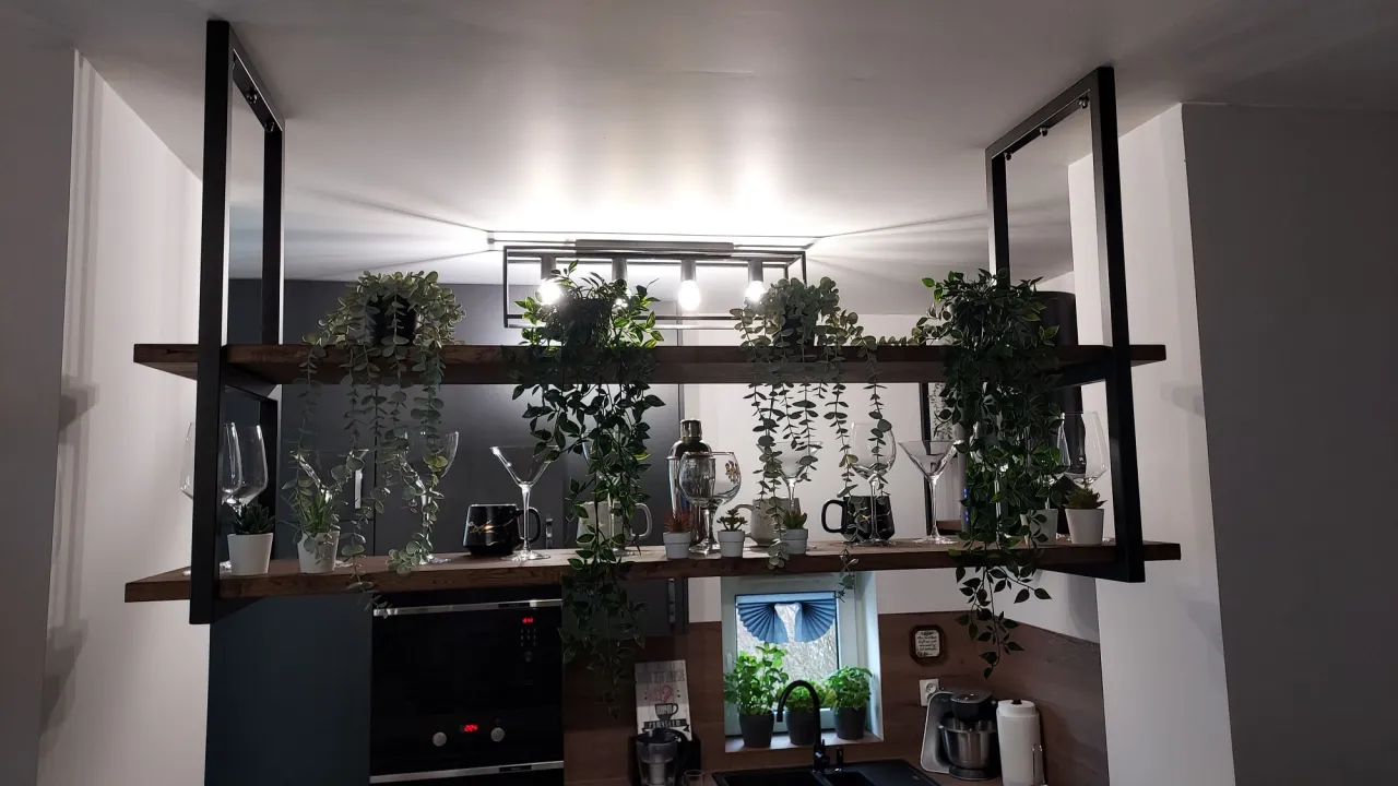 nowoczesne półki podwieszane sufit