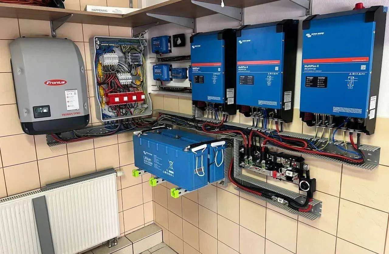 Elektryk montujący panele fotowoltaiczne w Niemczech