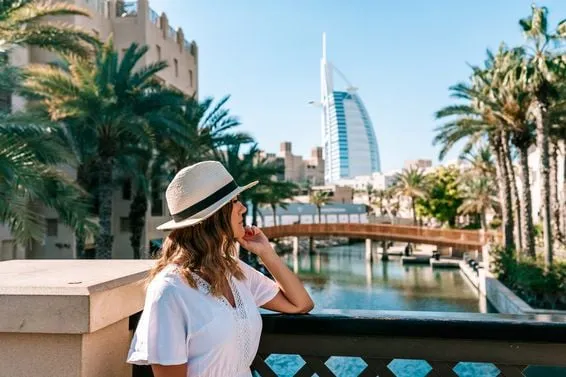 kobieta podróżująca samotnie w Dubaju