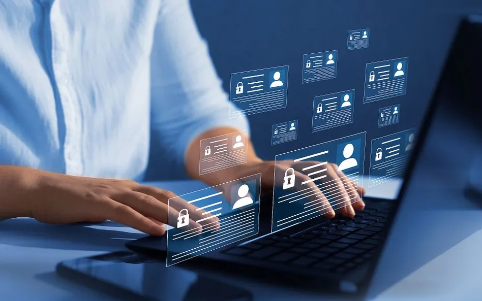 osoba sprawdzająca dokumenty finansowe na komputerze