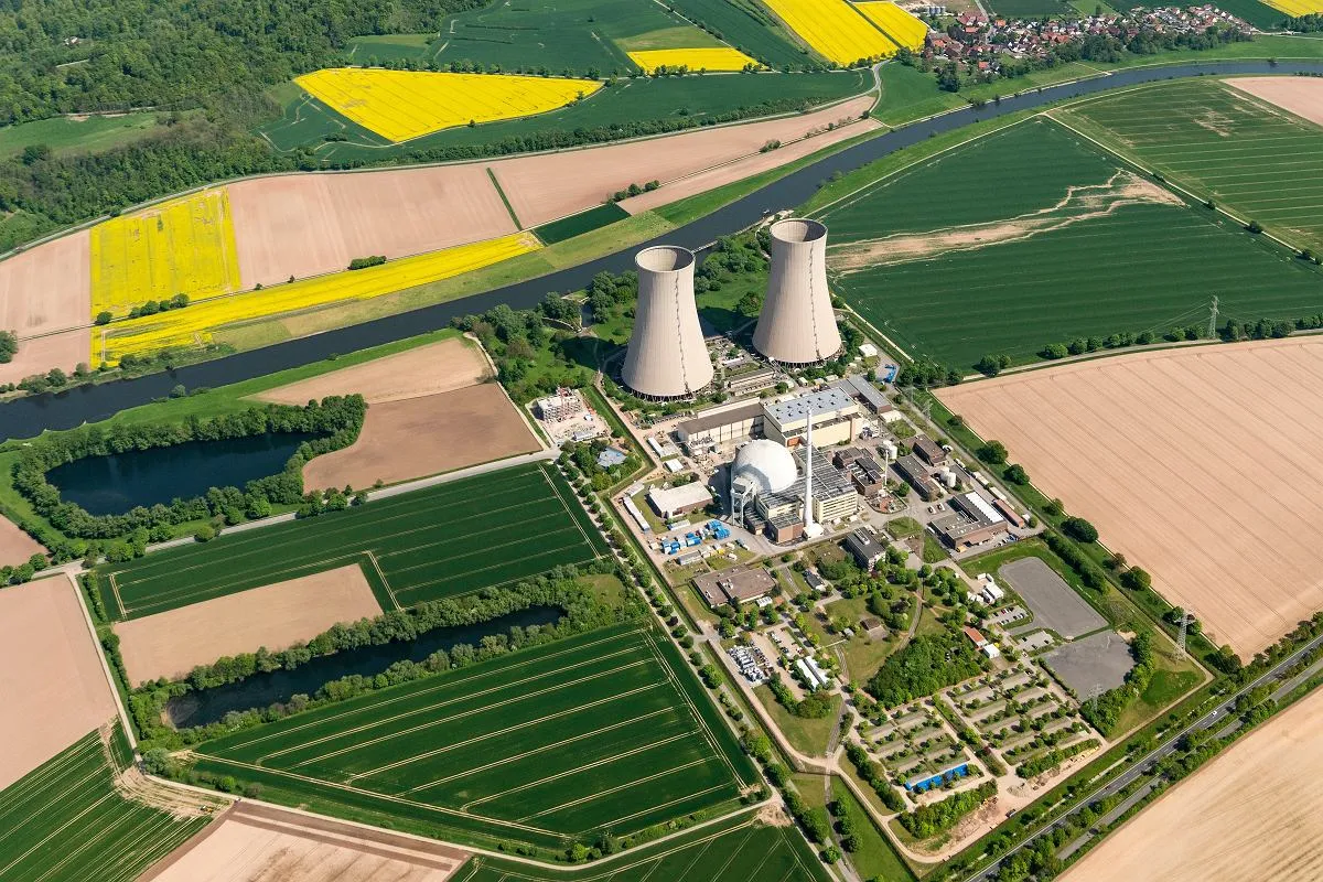 Widok z lotu ptaka na elektrownię atomową z chłodniami kominowymi. Niemcy mają obecnie zero elektrowni atomowych, po wyłączeniu ostatnich w 2023 roku.