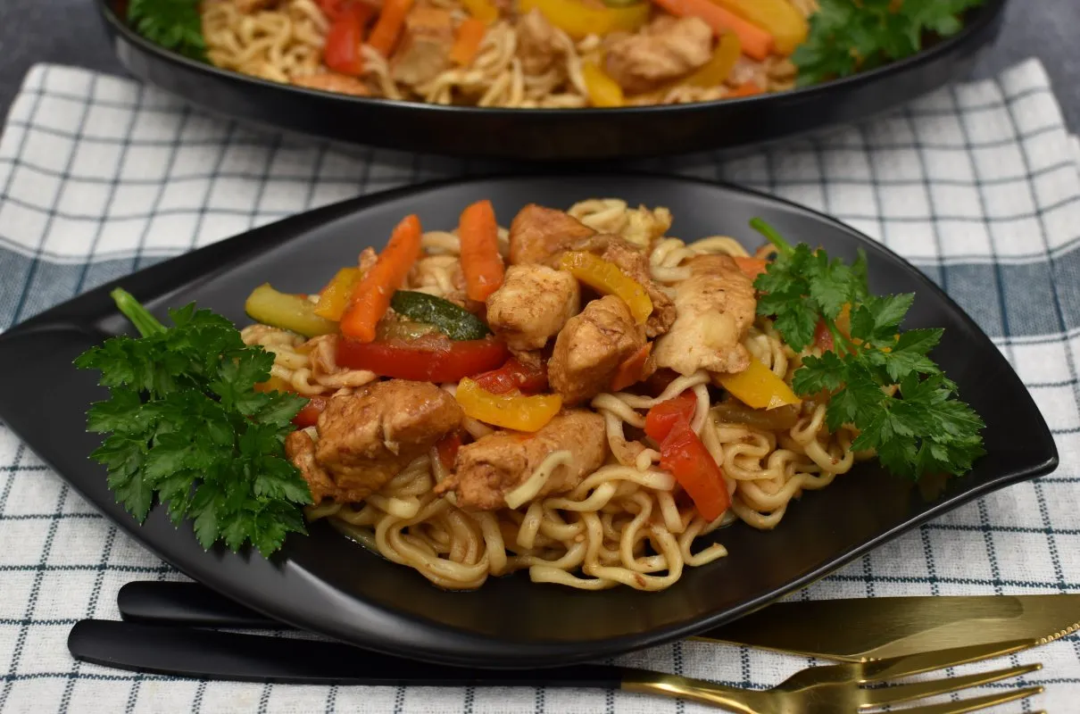 gotowe danie chow mein z kurczakiem