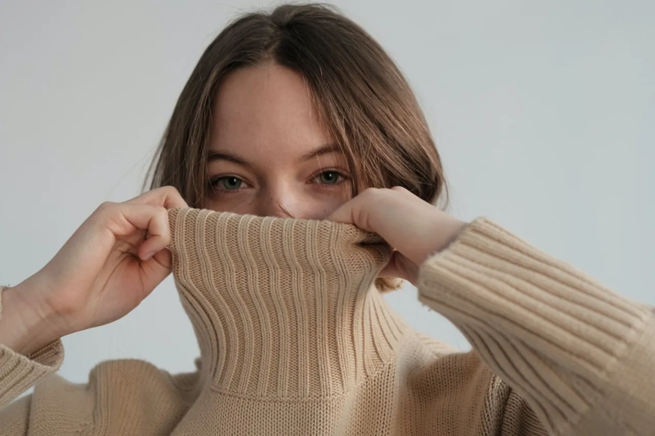 sweter w kąpieli z odżywką do włosów