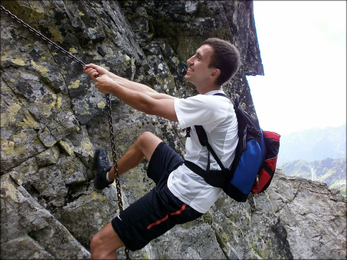 Sztuczne ułatwienia na szlaku łańcuchy klamry drabinki