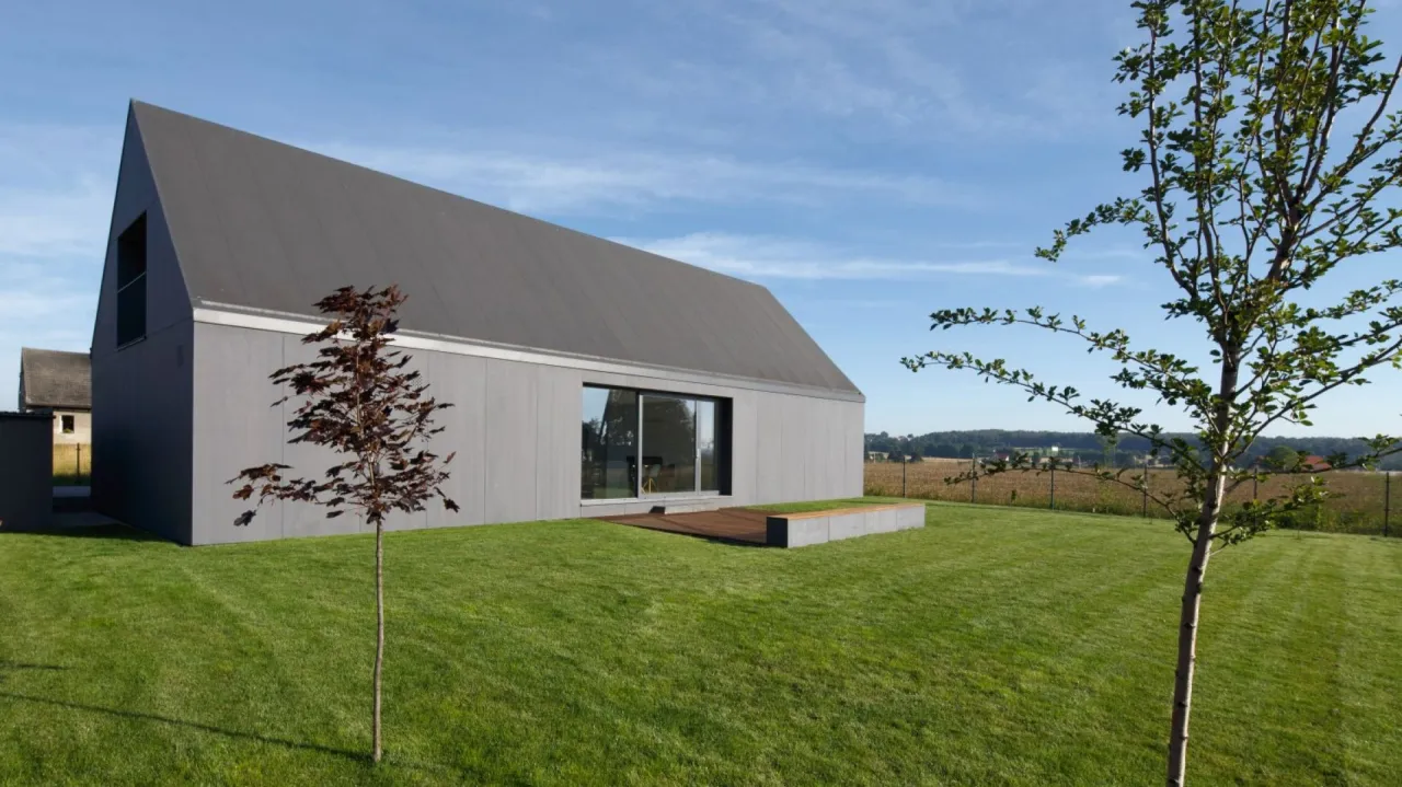 prosta bryła domu z dachem dwuspadowym vs skomplikowana bryła