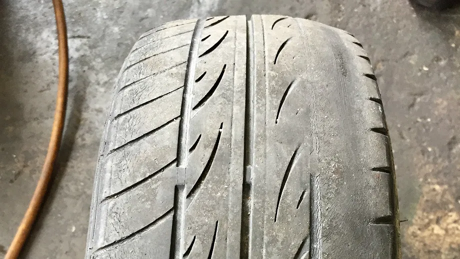 Nier&oacute;wnomierne zużycie bieżnika opony przepompowanej