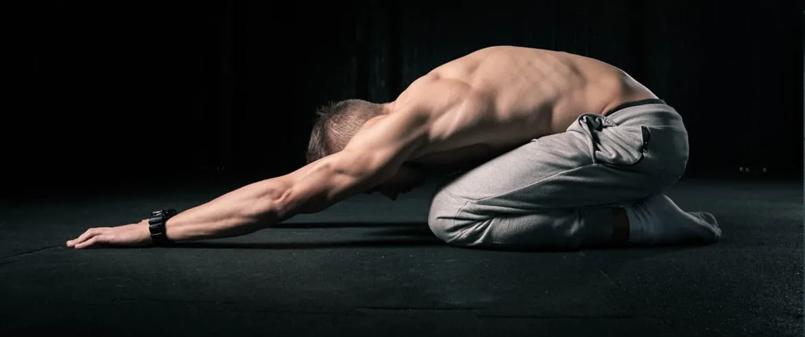 Osoba rozciągająca się przed treningiem i po treningu