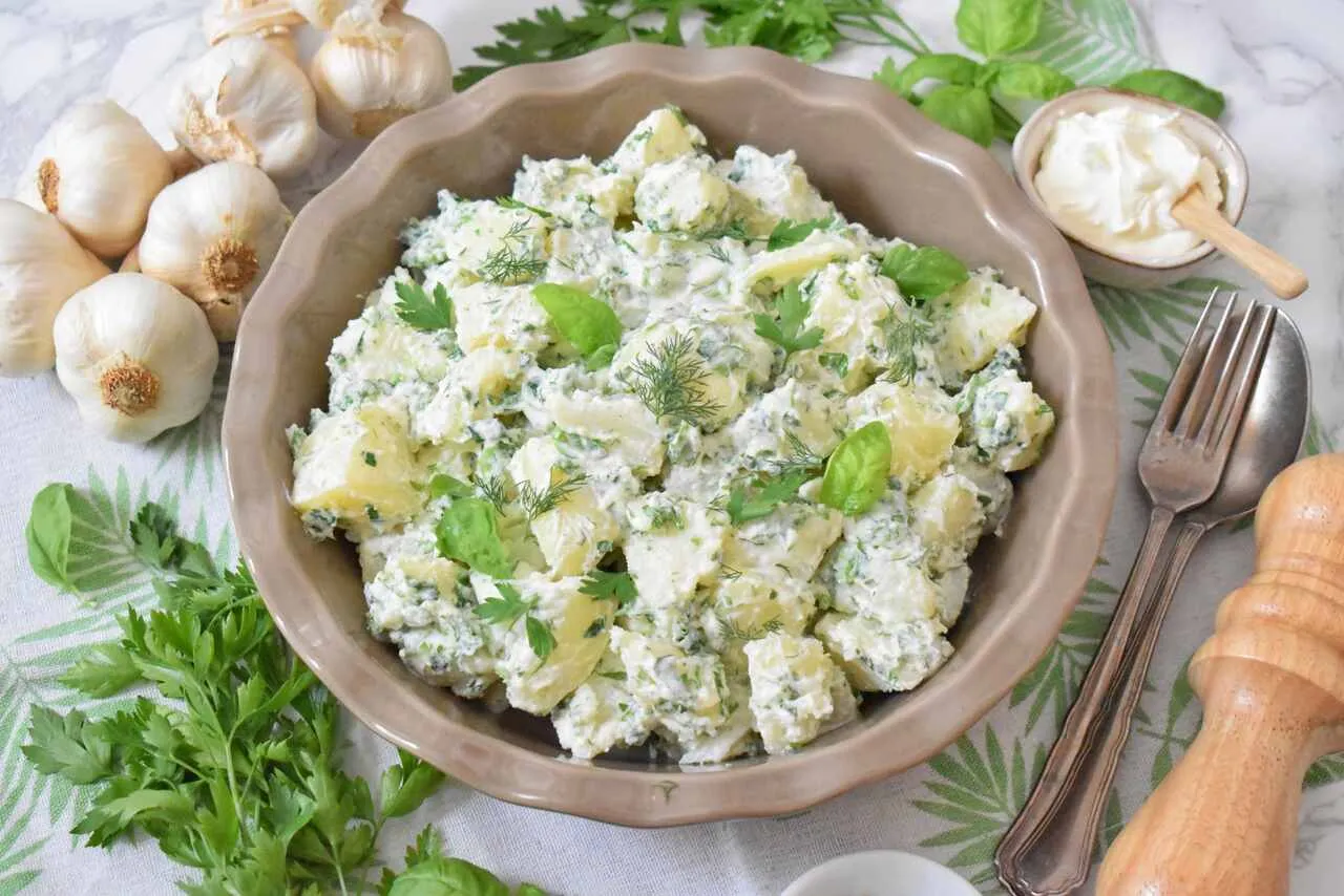 sałatka ziemniaczana z warzywami i ziołami