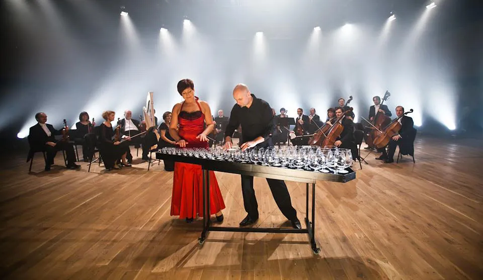 Dziecko grające na szklanej orkiestrze