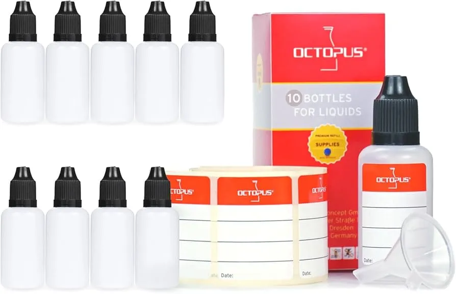 Butelki namaczane w wodzie z etykietami