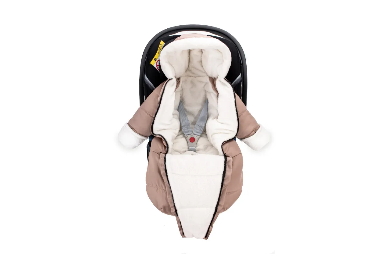 kombinezon do fotelika samochodowego z otworem na pasy