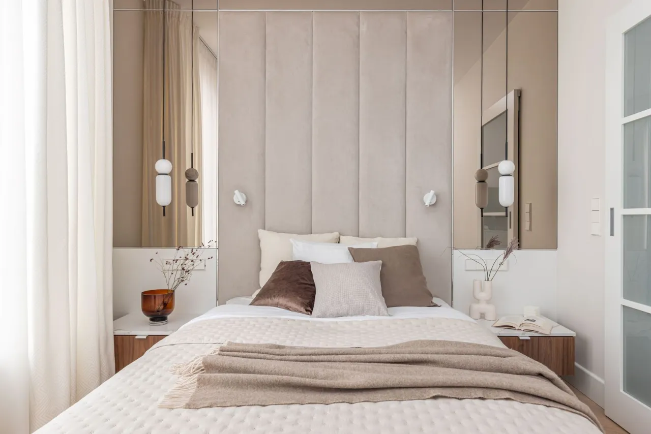 Ściana z panelami tapicerowanymi w sypialni