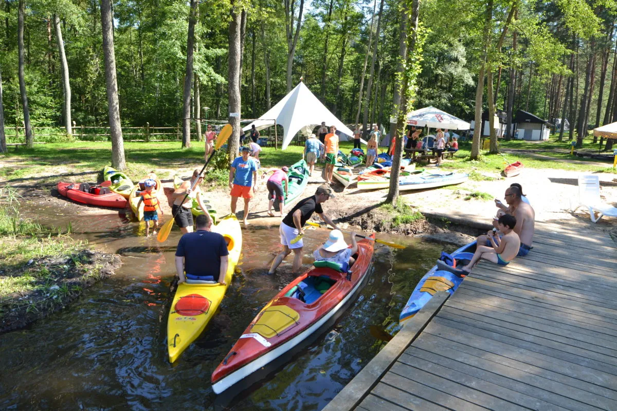 pole namiotowe nad rzeką kajaki