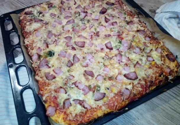 pizza XXL na stole impreza
