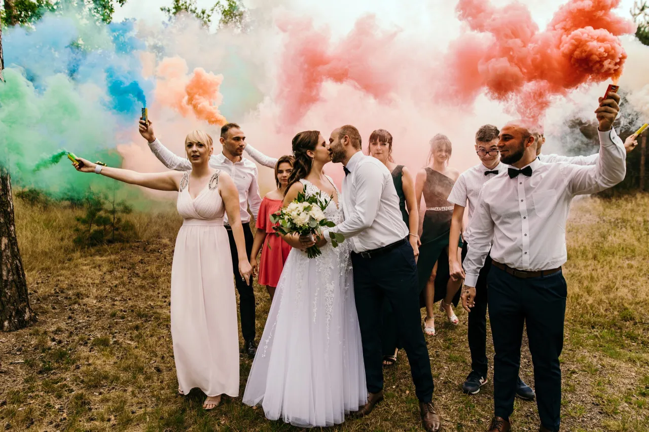 Kolorowe świece dymne na sesji ślubnej