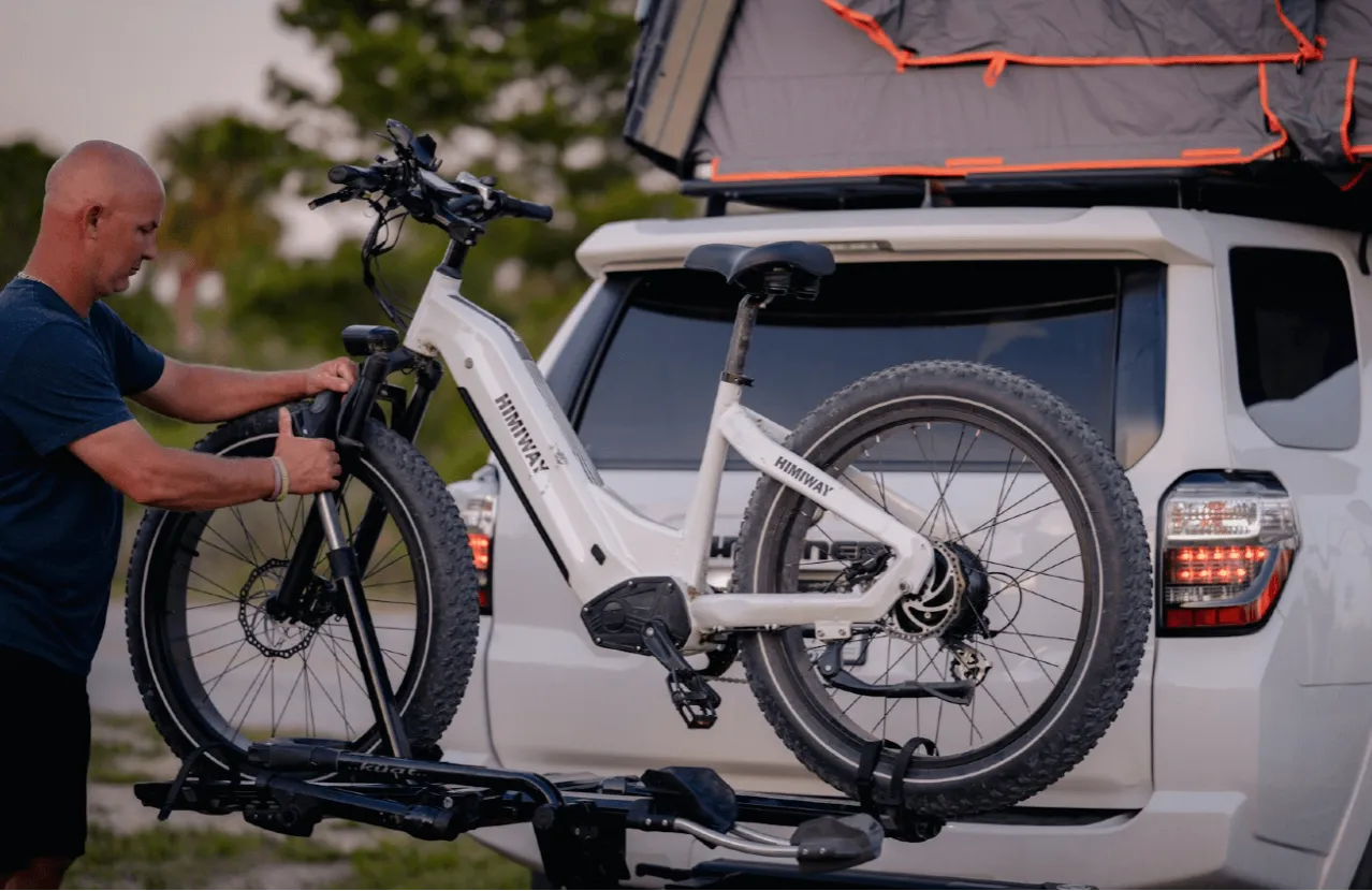 Rower elektryczny w bagażniku samochodu