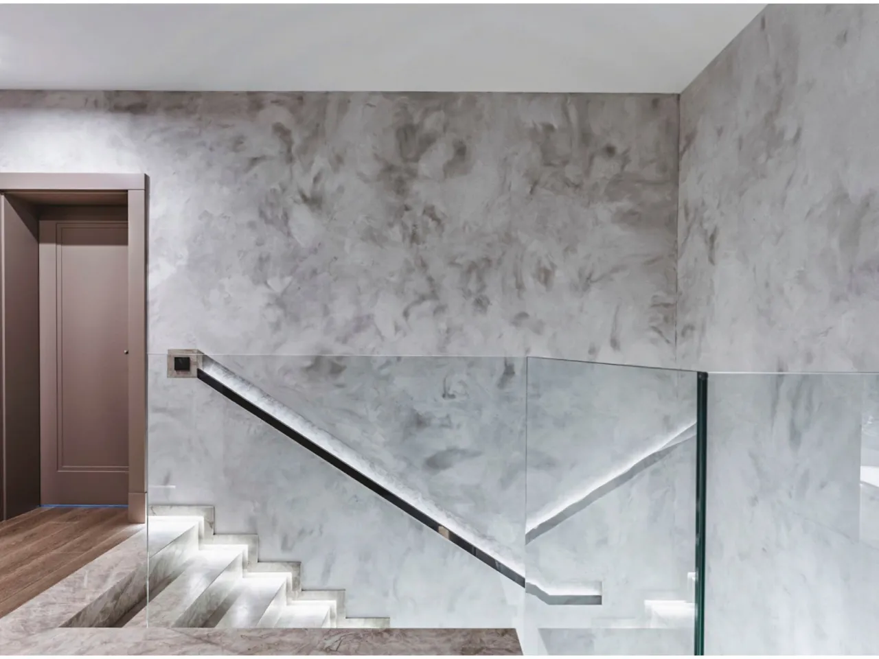 Przedpokój z tynkiem ozdobnym różne rodzaje