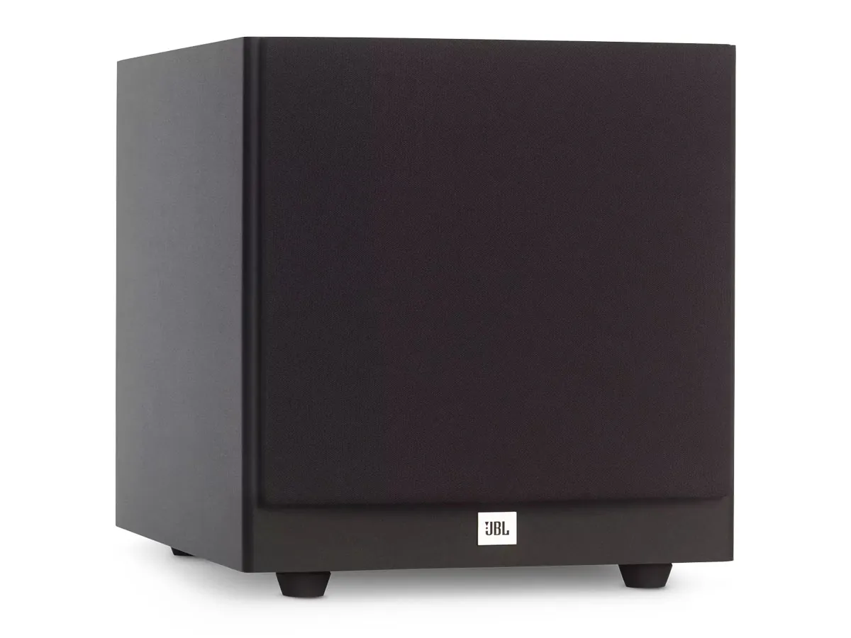 Czarny, kompaktowy jbl subwoofer aktywny estradowy z logo JBL na froncie. Idealny do wzmocnienia basu na scenie.