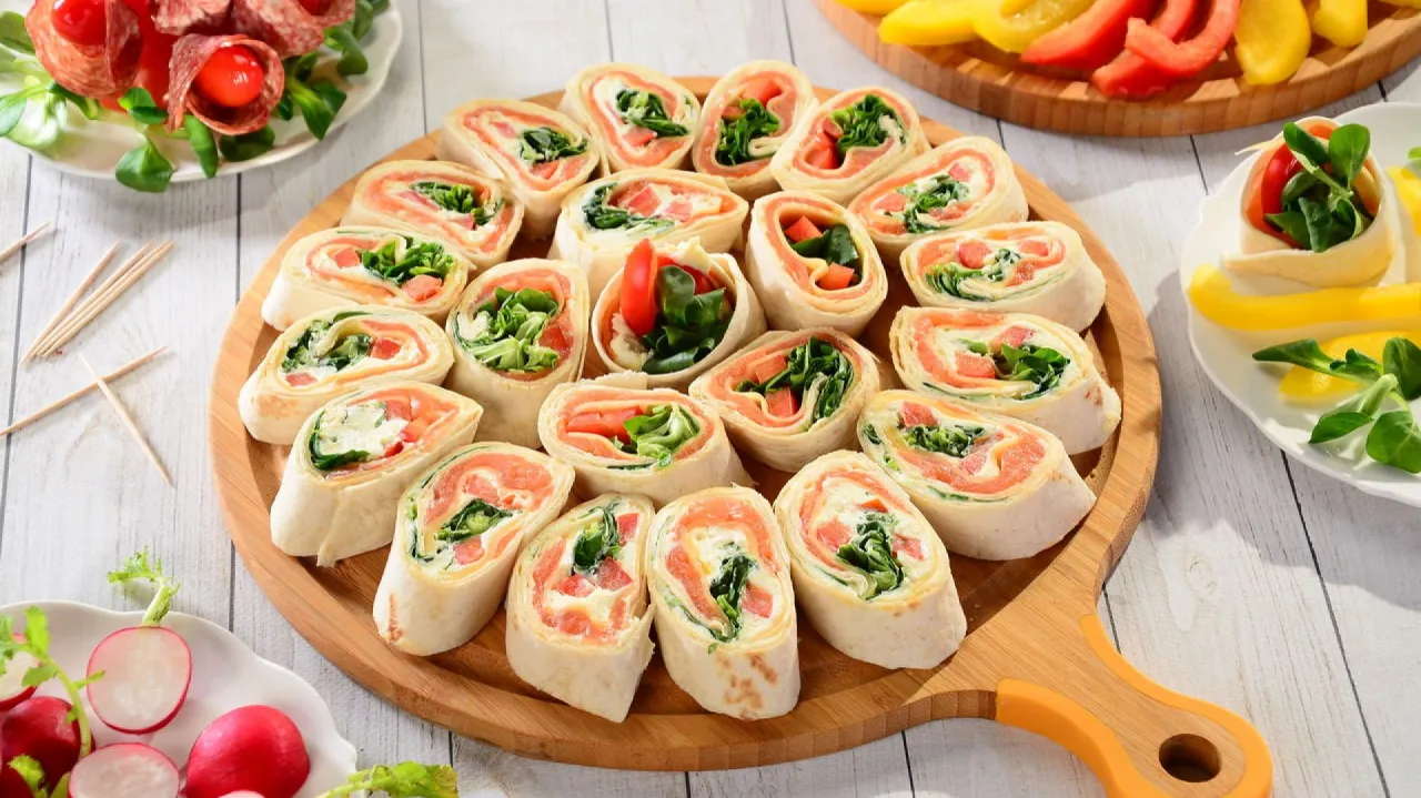 Roladki z łososiem i serkiem, sałatą i pomidorem – idealne danie, co każdy potrafi ugotować.