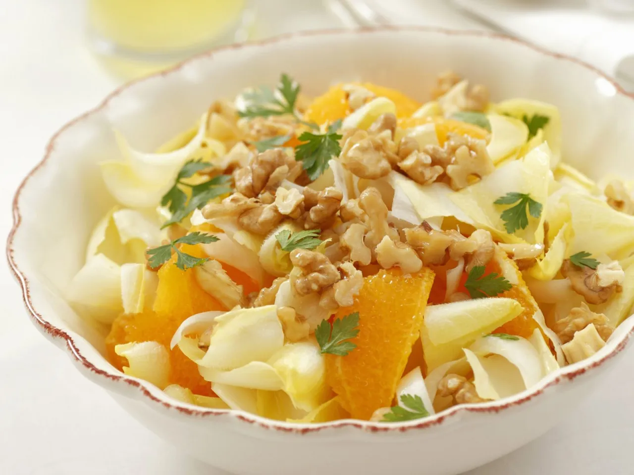 Chicorée Salat mit Apfel Orange und Walnüssen