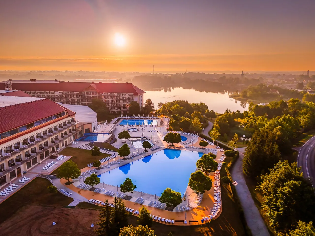 Hotel Gołębiewski z basenami i jeziorem o wschodzie słońca. Sprawdź, ile kosztuje noc w hotelu Gołębiewskim.