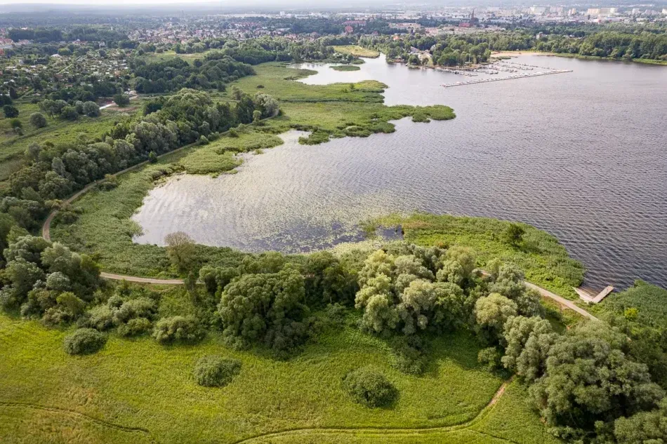 Widok lotniczy Szczecina rzeka Odra i jezioro Dąbie