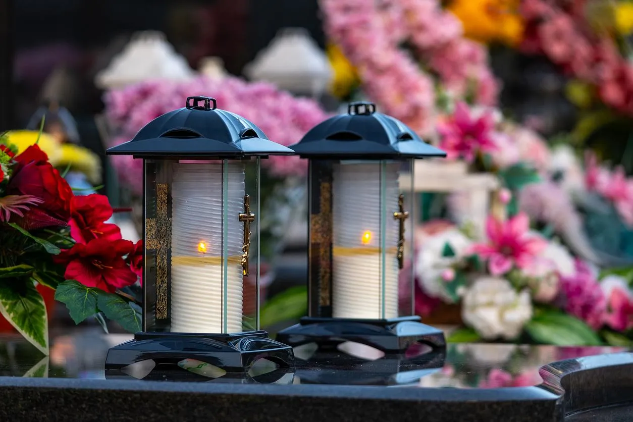 Lampiony solarne na grobie