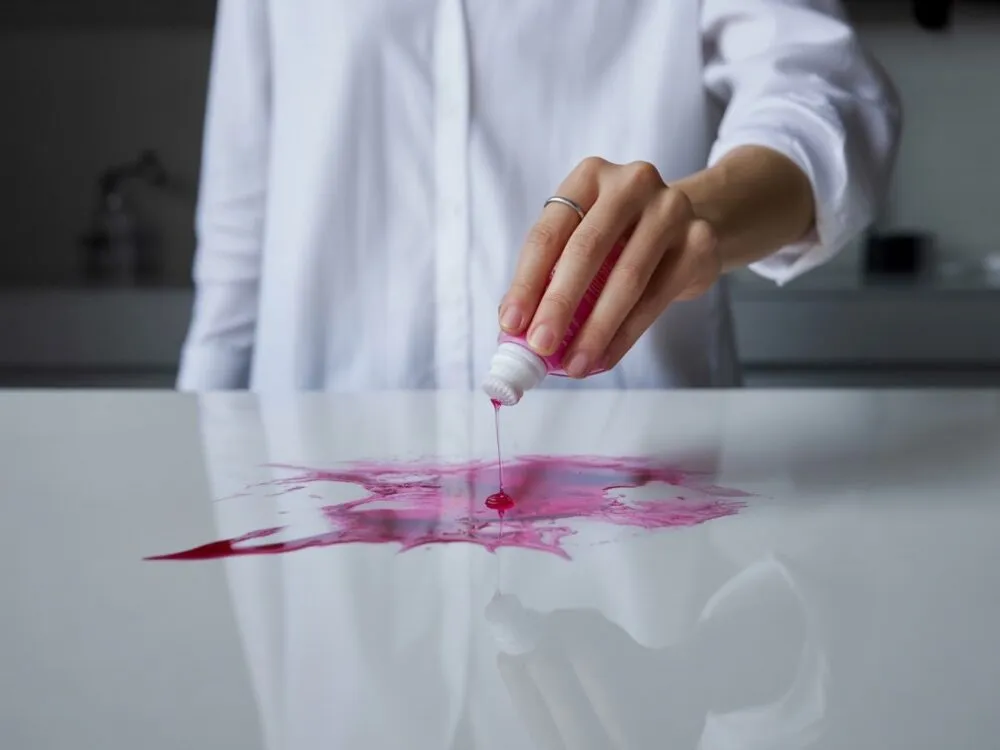 usuwanie plam z farby do włosów z ubrań przed i po