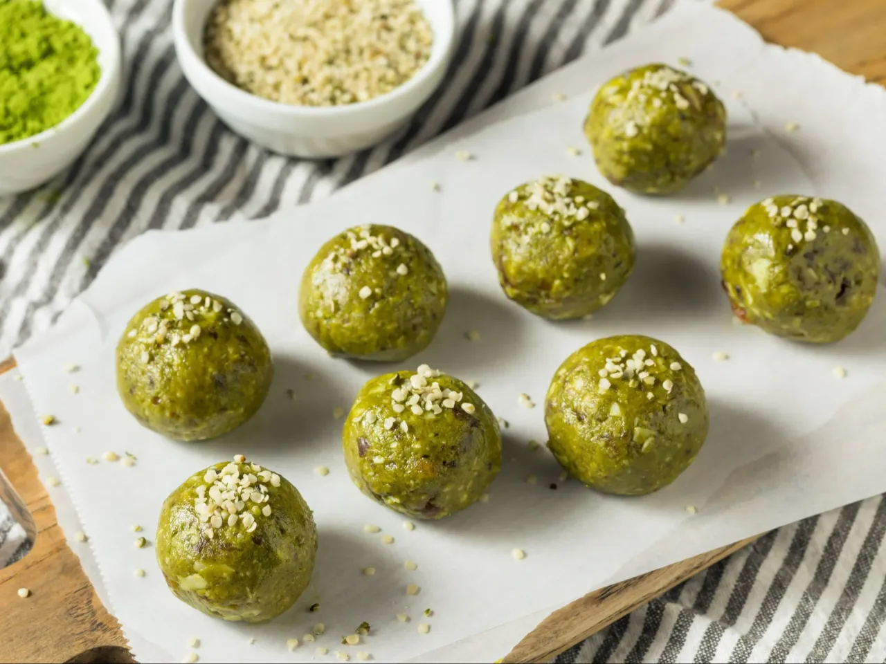 Zielone kulki mocy, posypane nasionami konopi, wyglądają apetycznie. To idealna przekąska dla każdego, kto szuka energii.