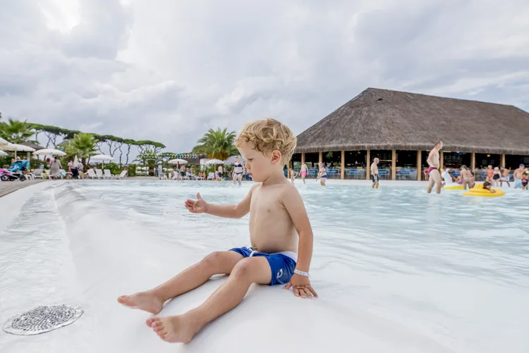 Dzieci na wakacjach w Europie Południowej, np. we Włoszech