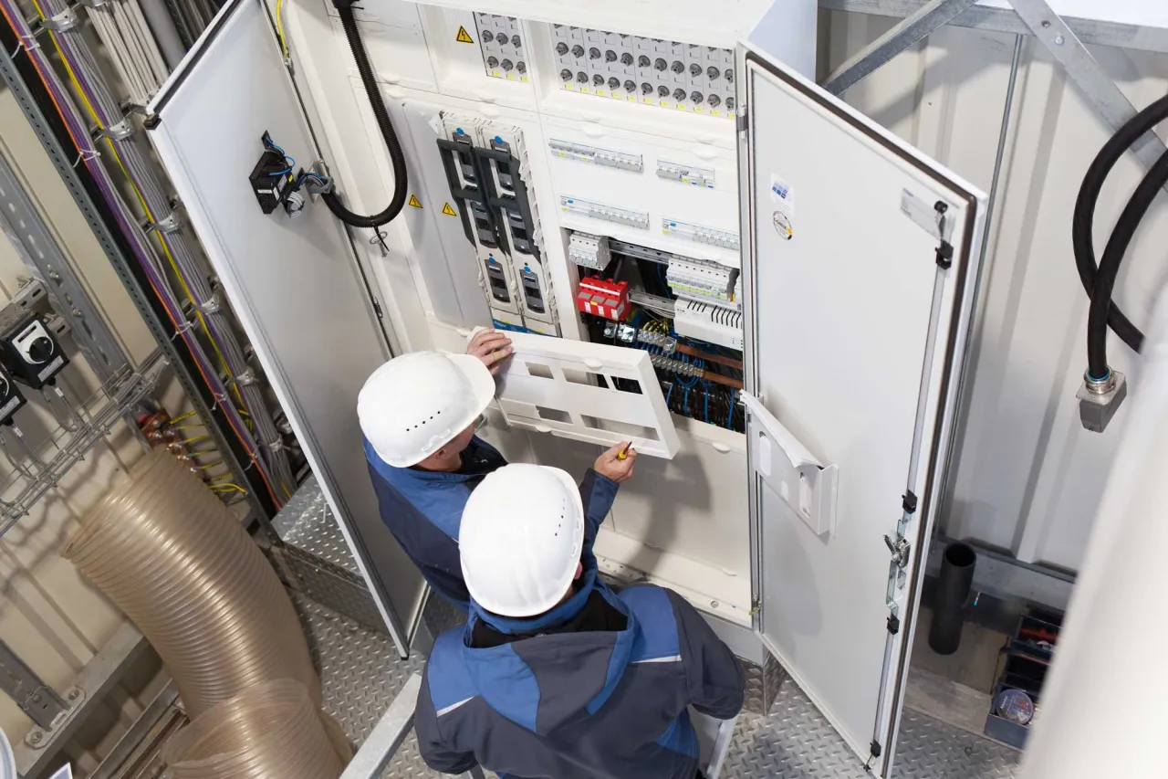 Pomocnik elektryka w pracy, Niemcy, instalacje elektryczne