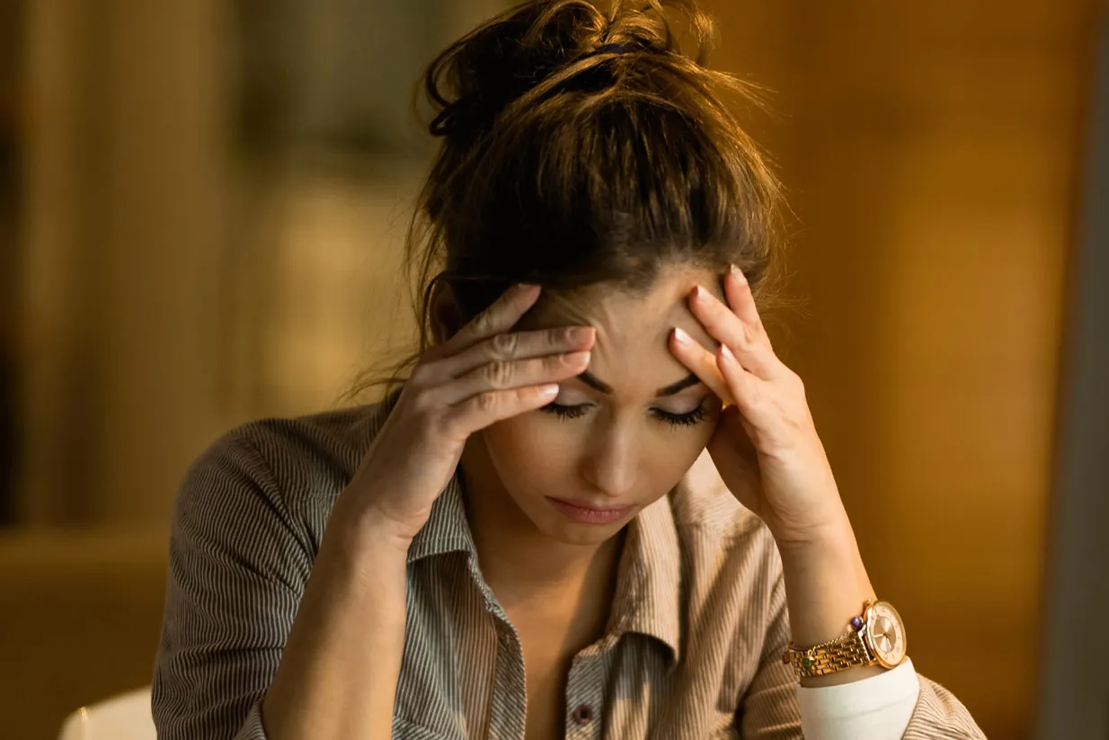 osoba z objawami wypalenia zawodowego, prokrastynacji, apatii