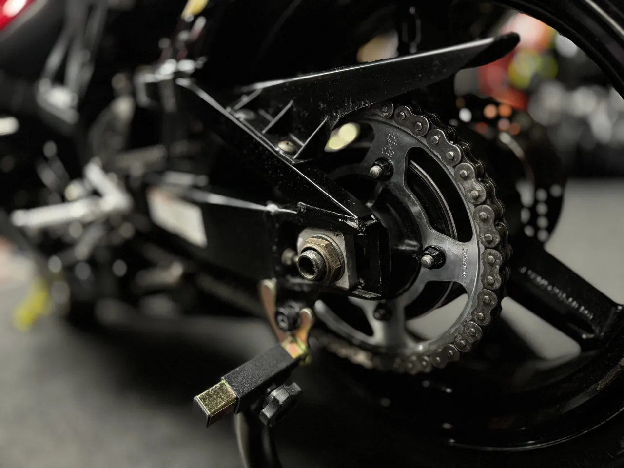 Brudny i czysty łańcuch motocyklowy por&oacute;wnanie