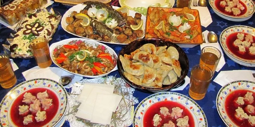 tradycyjny polski st&oacute;ł wigilijny potrawy