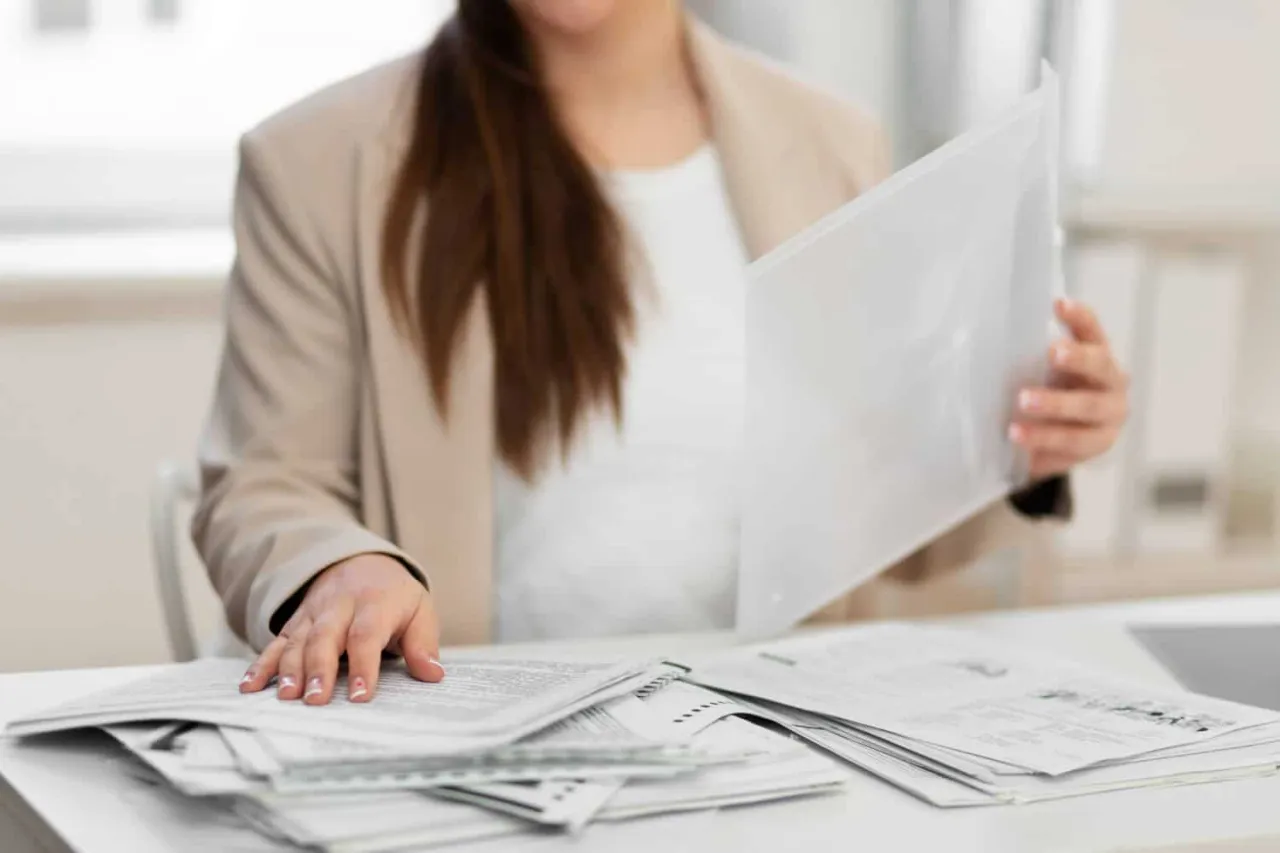 osoba analizująca dokumenty dotyczące nieruchomości