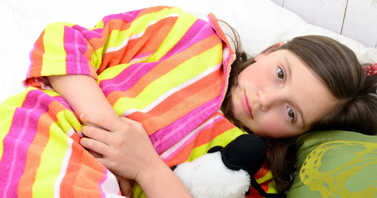 Dziecko z termoforem na brzuchu