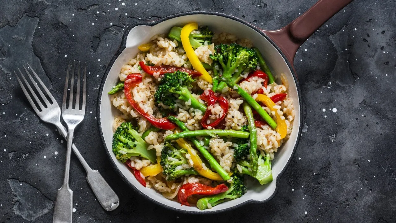 Bunte vegetarische Reispfanne