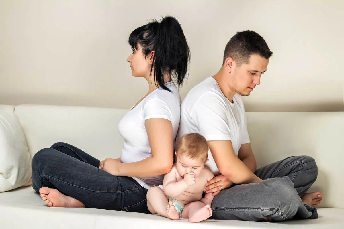 Rodzina w kryzysie lub symbol ochrony dziecka