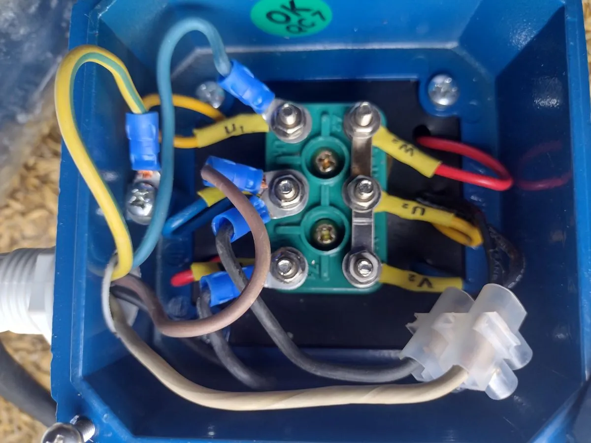 przykłady mostkowania kabli w elektronice i elektryce